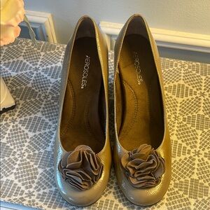 Aerosoles Women's Gold Pumps with Floral Accent